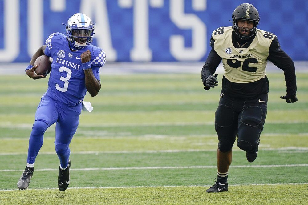 Kentucky quarterback Terry Wilson (3) runs with the ball
